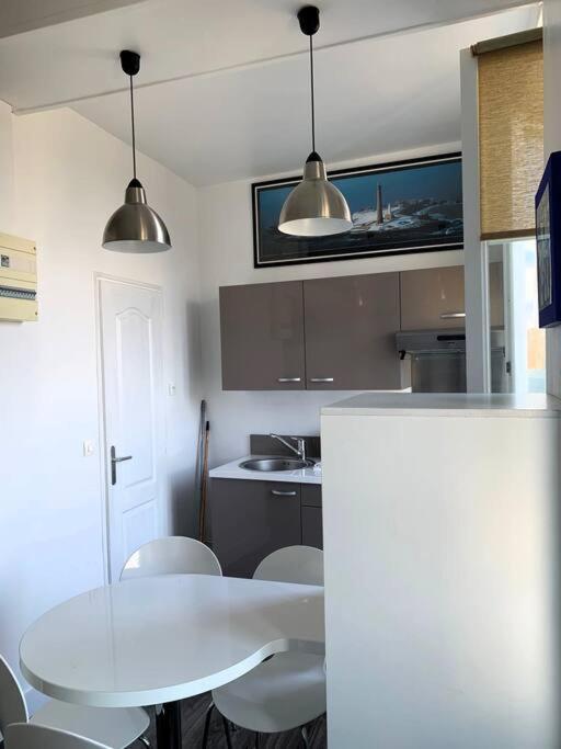 Le Joffre - Studio Sur La Digue En Centre Ville Arromanches-les-Bains Esterno foto